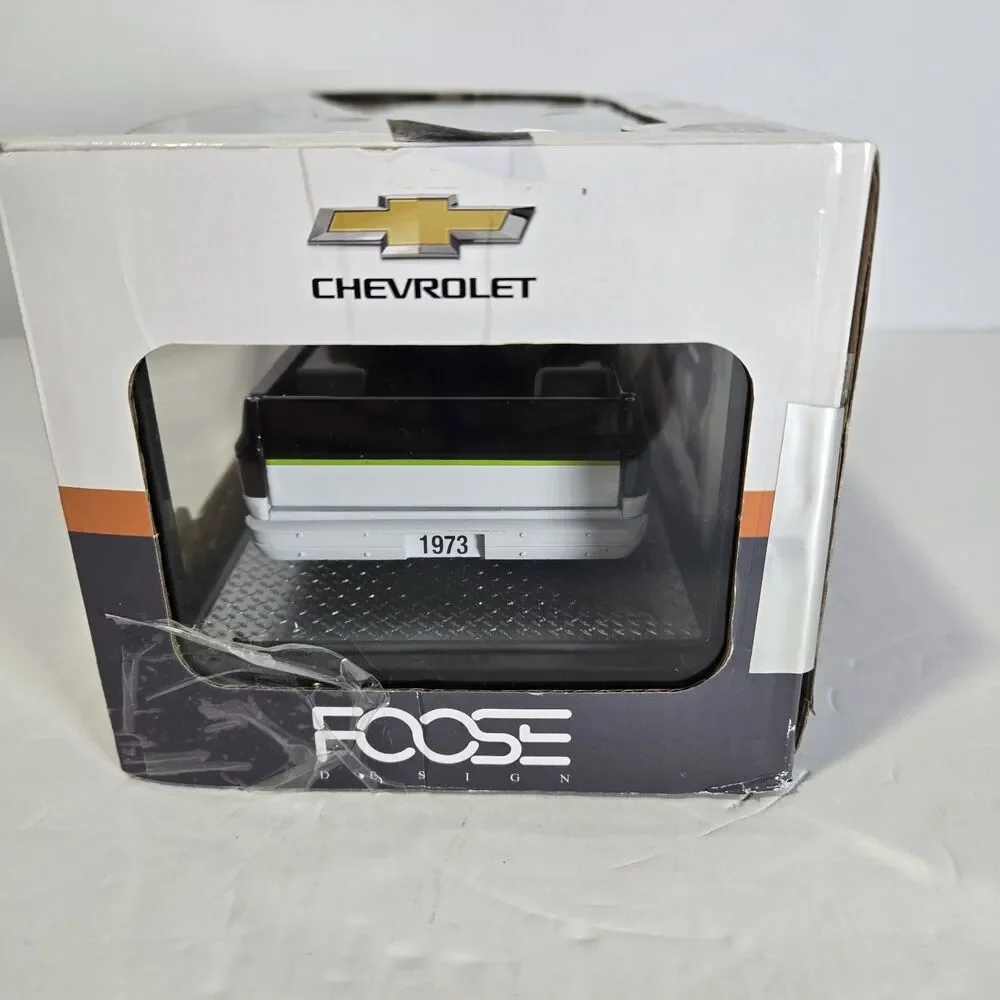 M2 Machines Foose Design 1:24 Chevrolet Cheyenne Super 10 1973 Black White Green